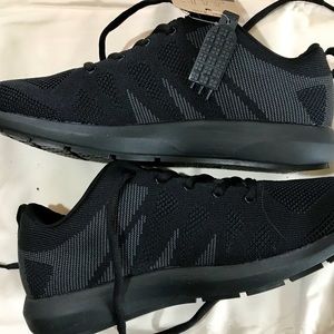 NWT  non-slip tennis shoes